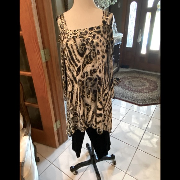 Black Animal print blouse with gold veins in and capris pants wide legs - Picture 1 of 8